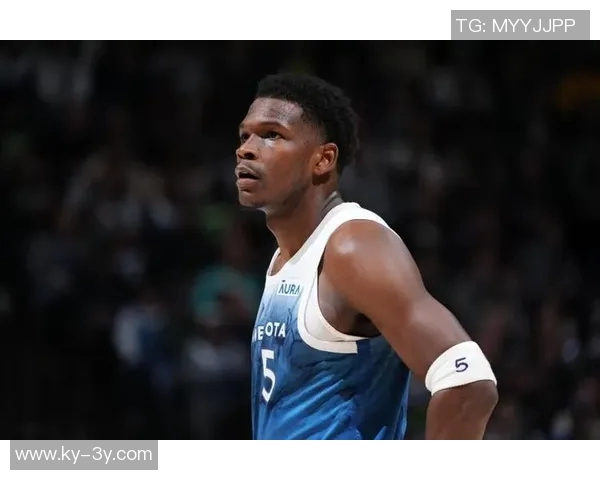 爱德华兹表现稳定半场10投5中贡献12分2篮板罚球命中率待提高