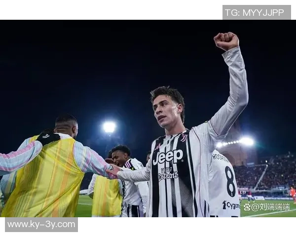 伊尔迪兹赛后与大卫路易斯合影留念称赞传奇球员的精彩表现