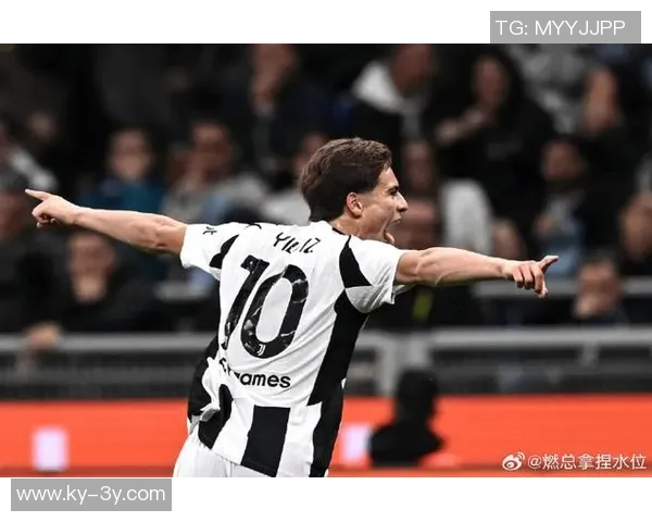 伊尔迪兹赛后与大卫路易斯合影留念称赞传奇球员的精彩表现